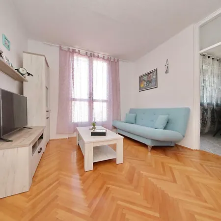Lana In Centre With Garage * זאדאר