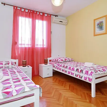 Cozy Lana In The Center Apartament